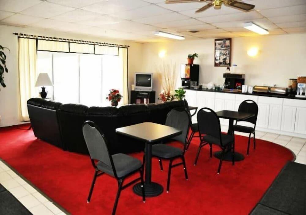 Red Carpet Motel photo 4