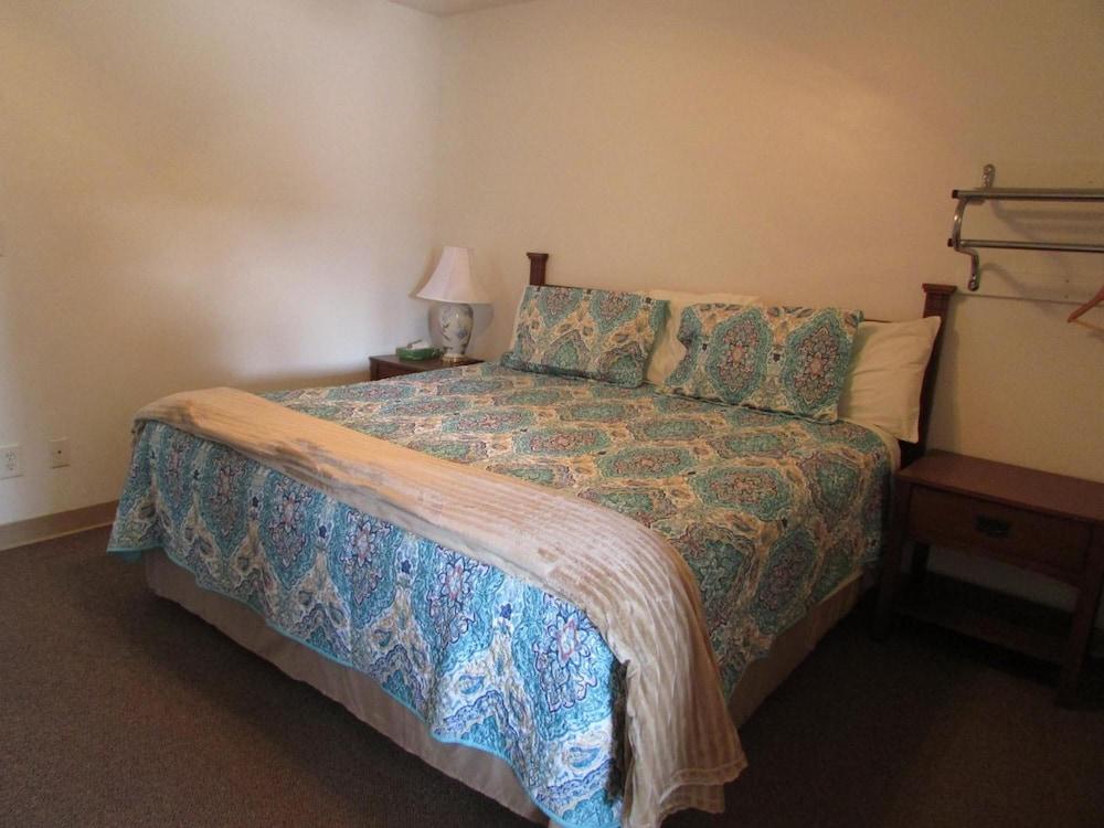 Douglas Inn & Suites photo 24