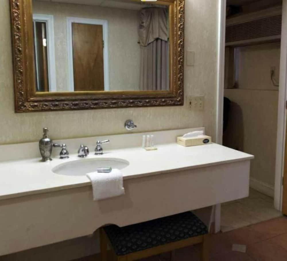 Cedar Park Whirlpool Suites photo 17