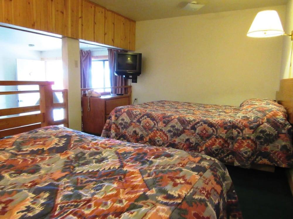 Traveler's Lodge photo 16