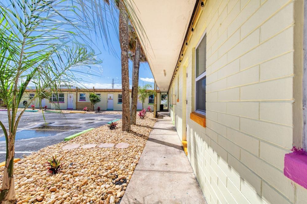 Pineapple Shores Retro Inn photo 29