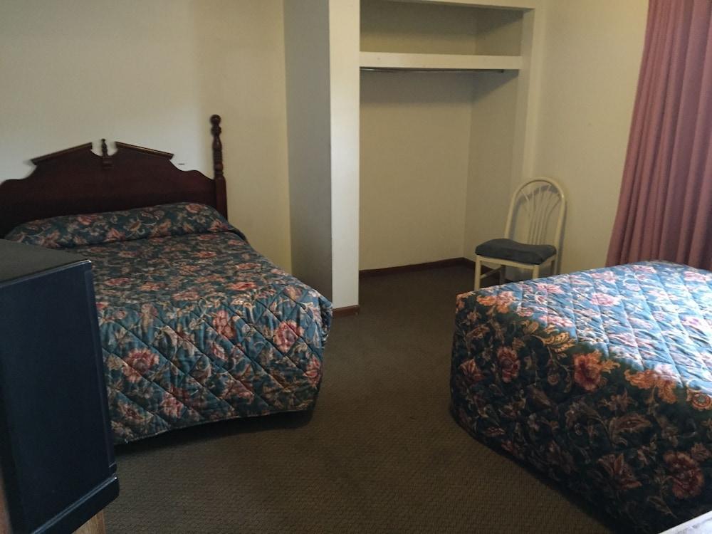 Double A Motel photo 15