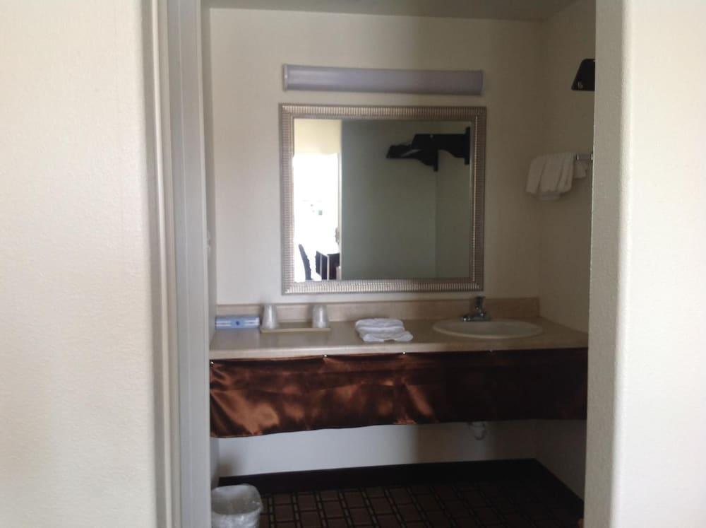 America Inn & Suites photo 20