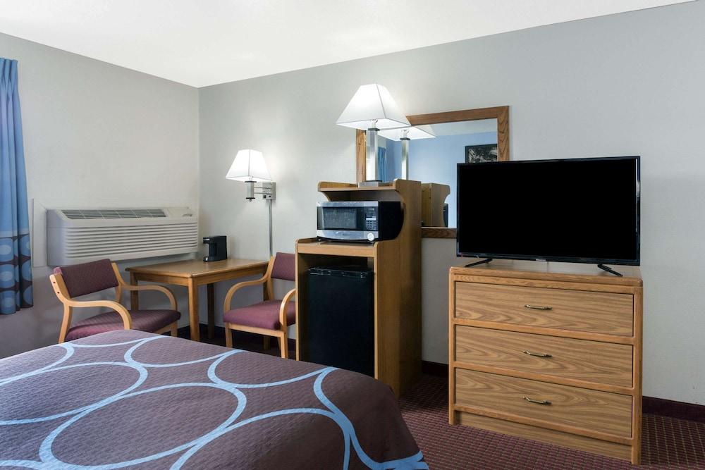 Super 8 by Wyndham Wisconsin Dells photo 7