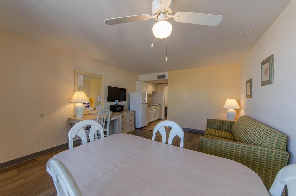 Royal Hawaiian Motel photo 25