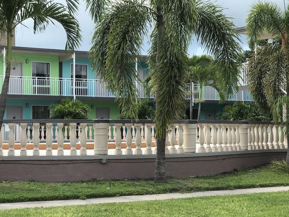 Tropical Inn & Suites photo 67