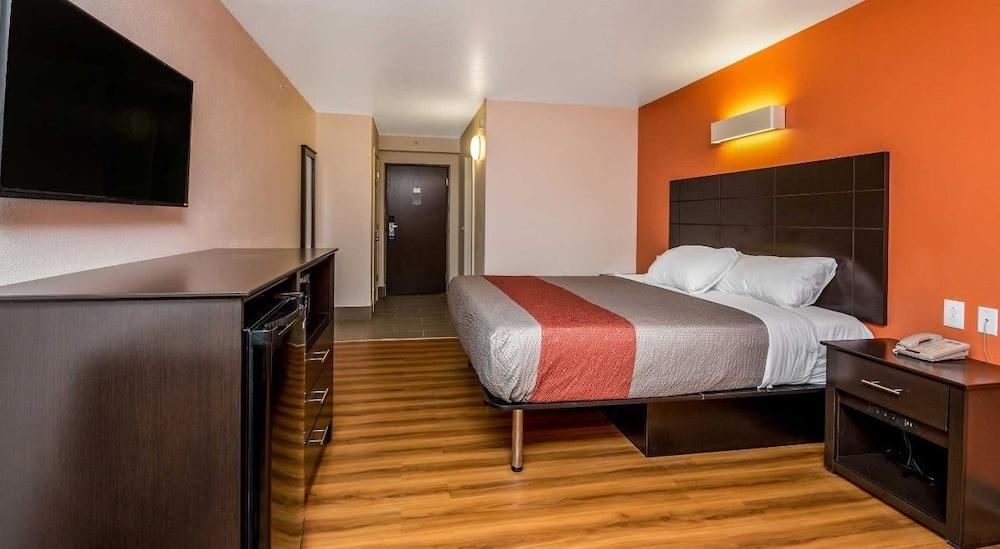 Motel 6 Peoria, IL photo 13