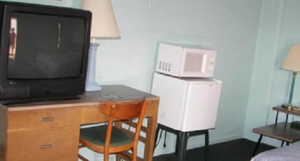 Holiday Host Motel photo 4