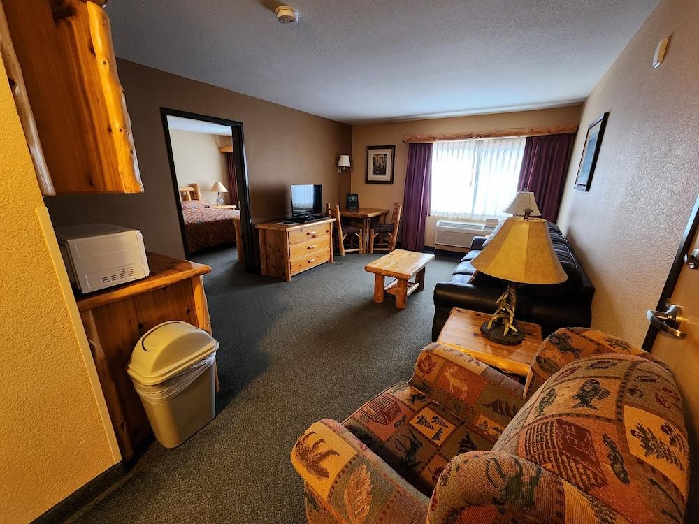 Pine Peaks Lodge & Suites photo 14