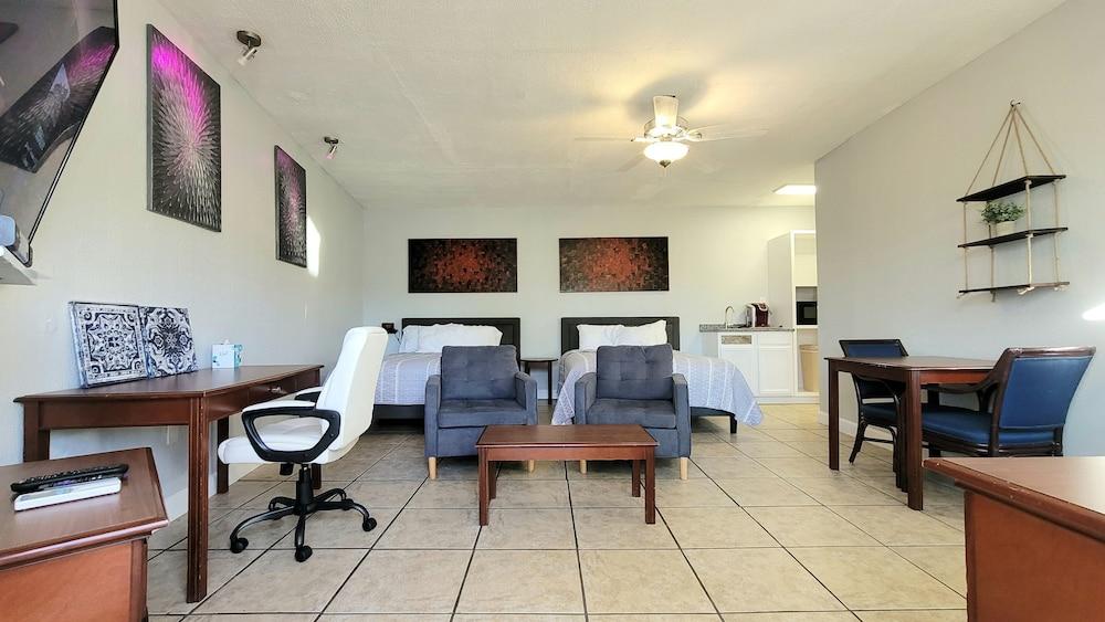 Barefoot Mailman Inn & Suites photo 23