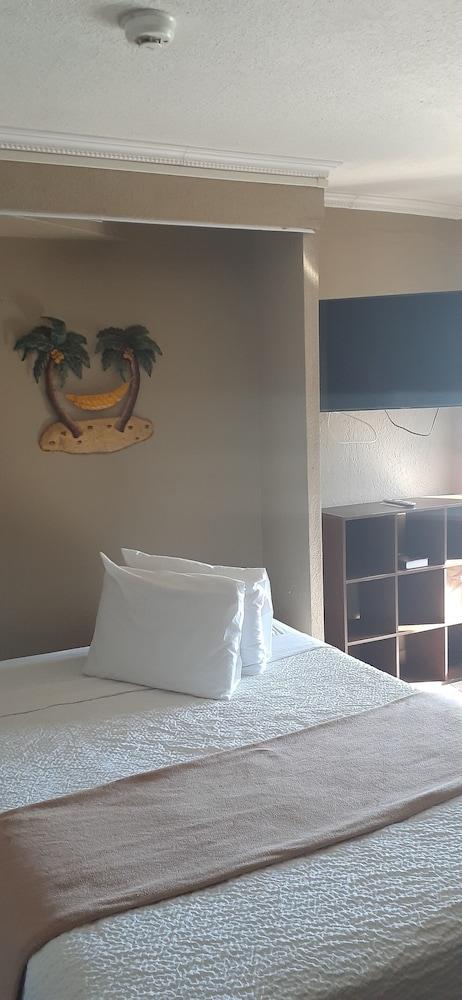 Hawaiian Inn Beach Resort photo 25