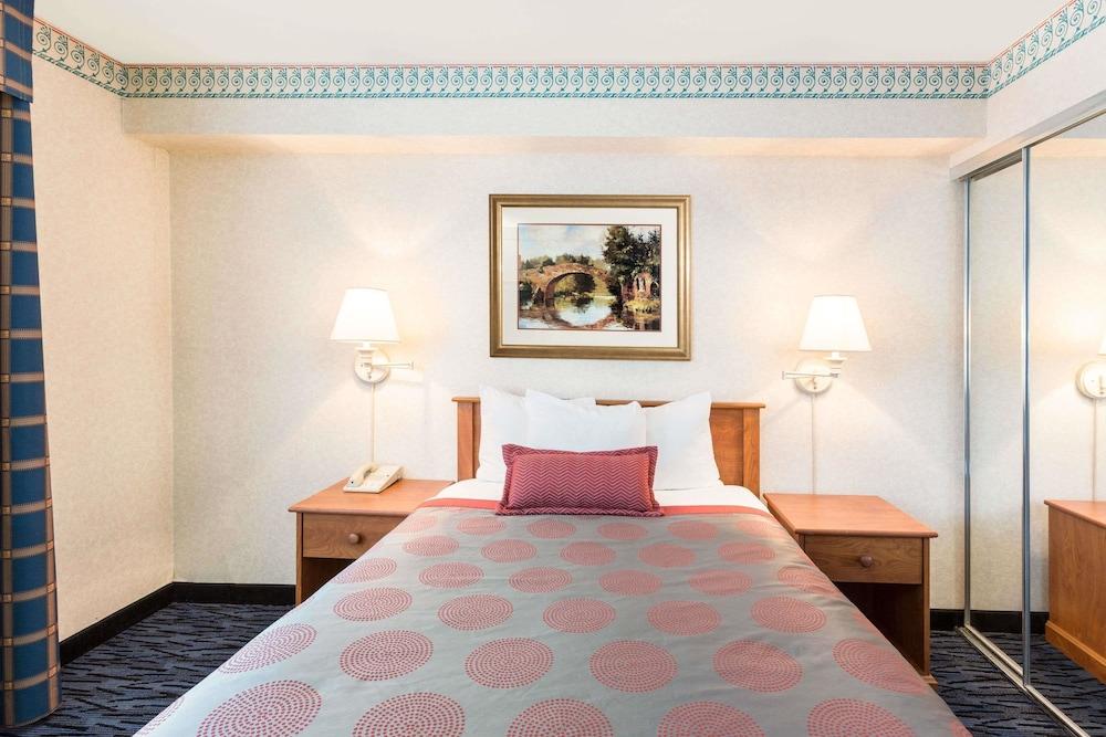 Ramada by Wyndham Kent Seattle Area photo 15