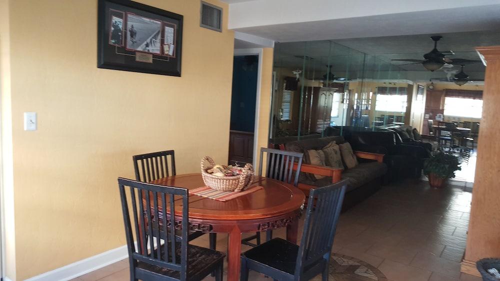 Silver Sands Motel photo 33