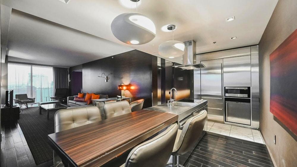 One Bedroom | 1.5 Baths & Living Room | Jet Tub – Palms Place StripSuite photo 40