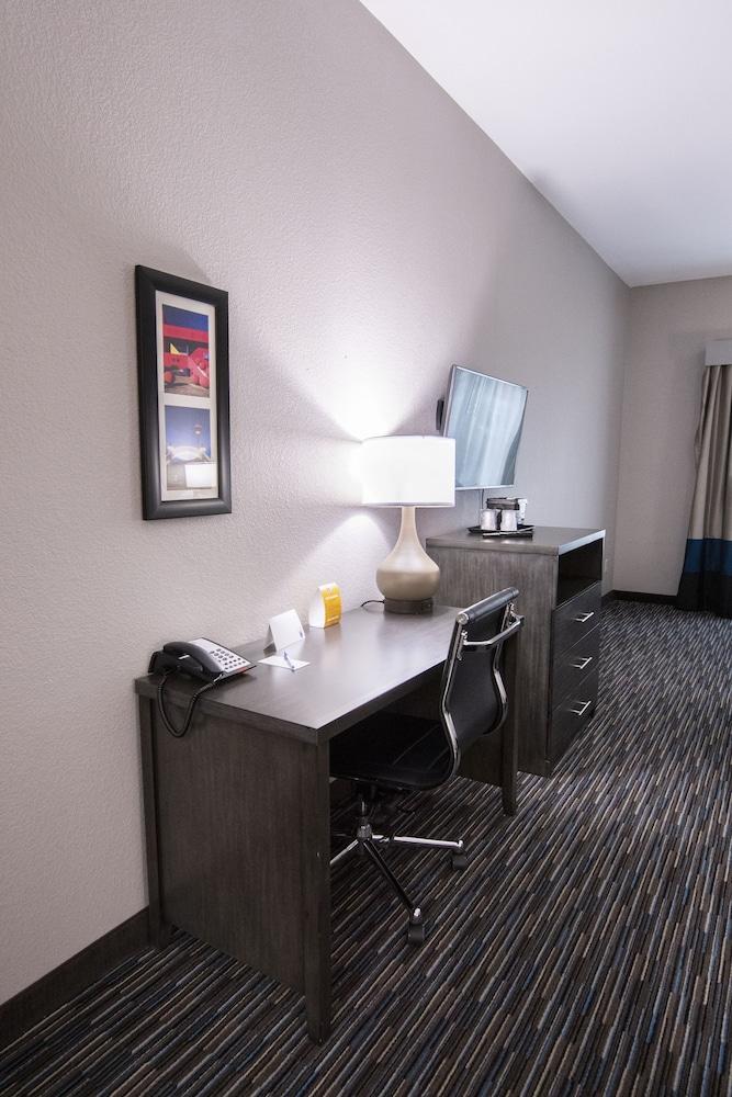 Comfort Inn and Suites Near Medical Center photo 9