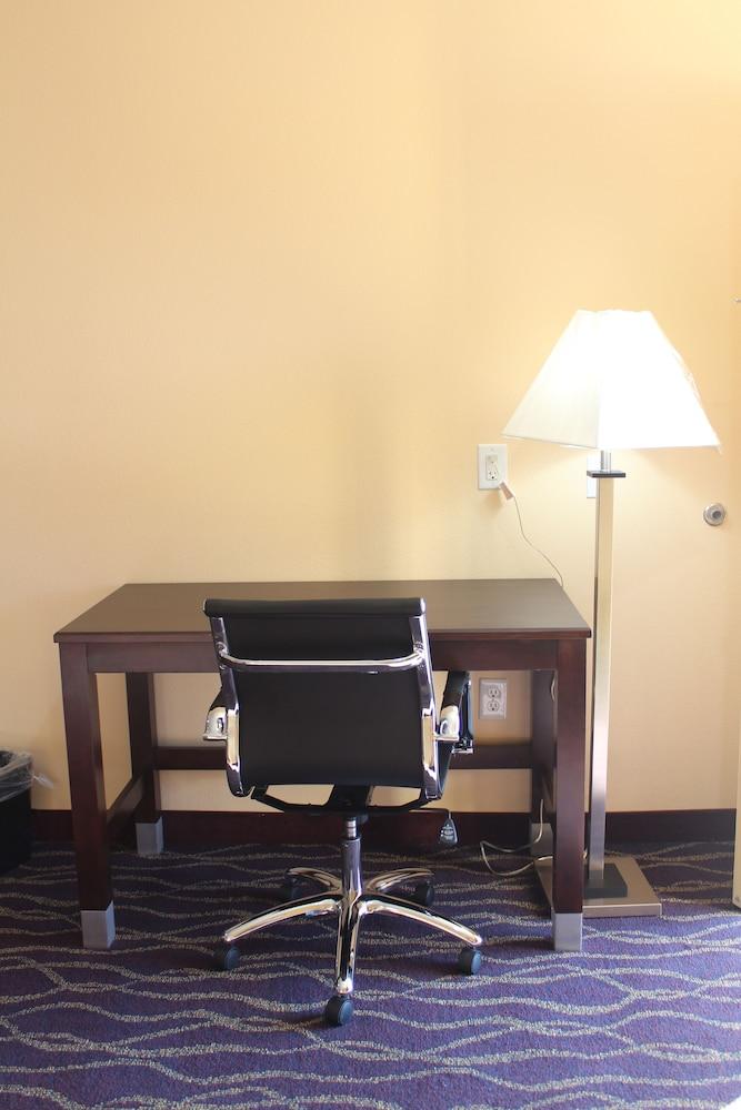 Express Inn & Suites - Bush Airport photo 13