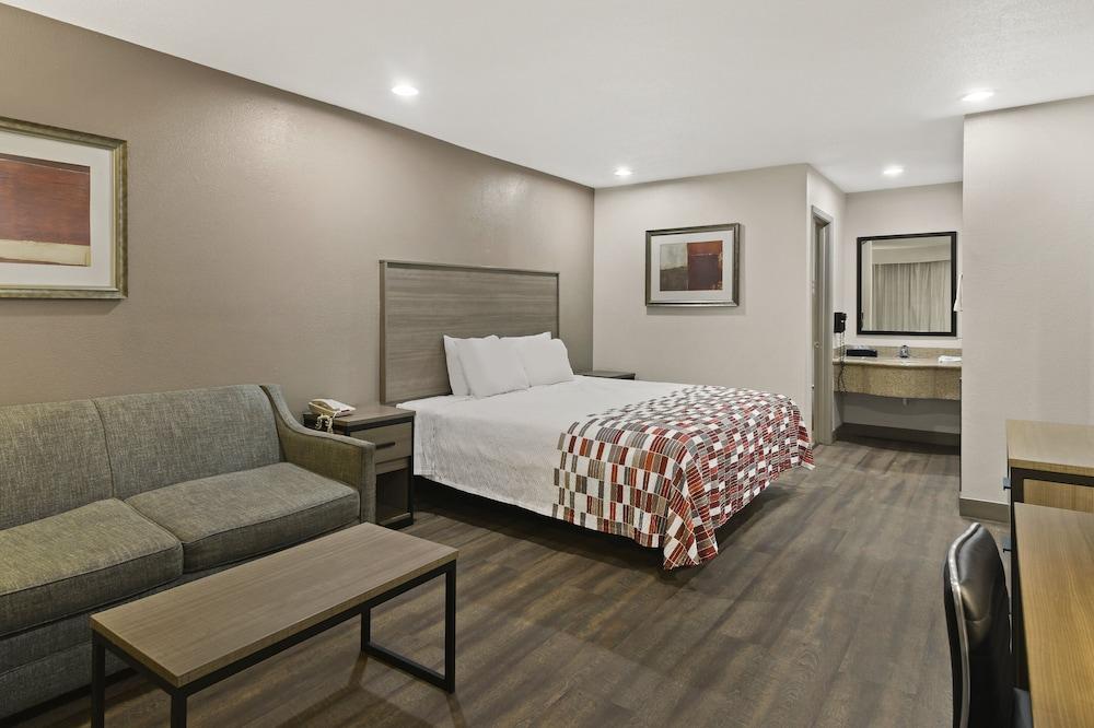 Red Roof Inn & Suites Irving – DFW Airport South photo 11