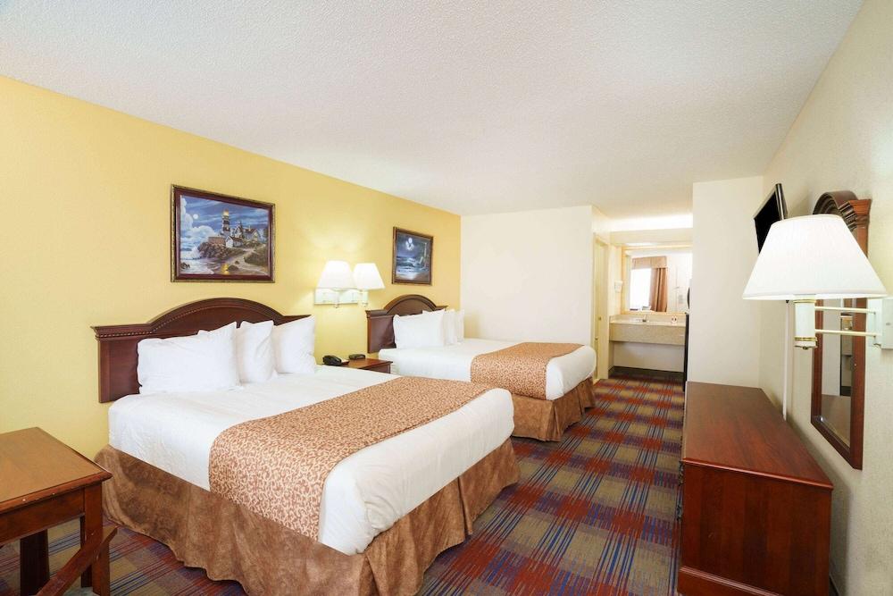 Travelodge by Wyndham Montgomery East photo 18