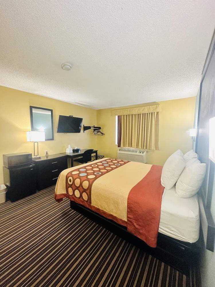 Super 8 by Wyndham Warrenton photo 10