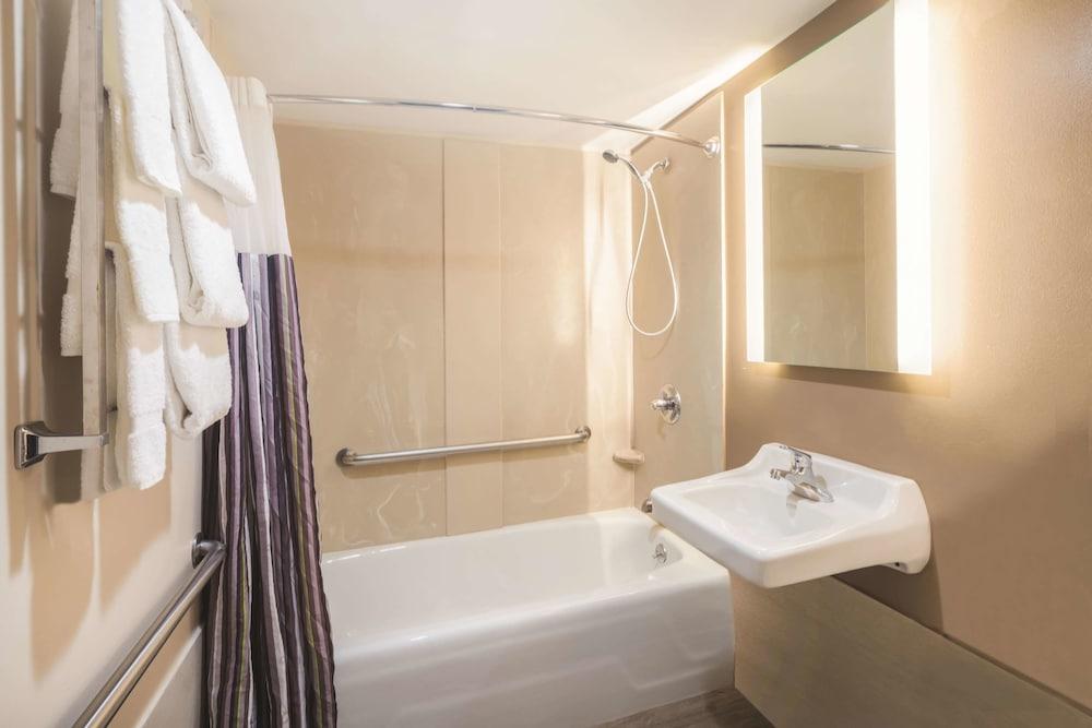 La Quinta Inn & Suites by Wyndham Brooklyn Downtown photo 28
