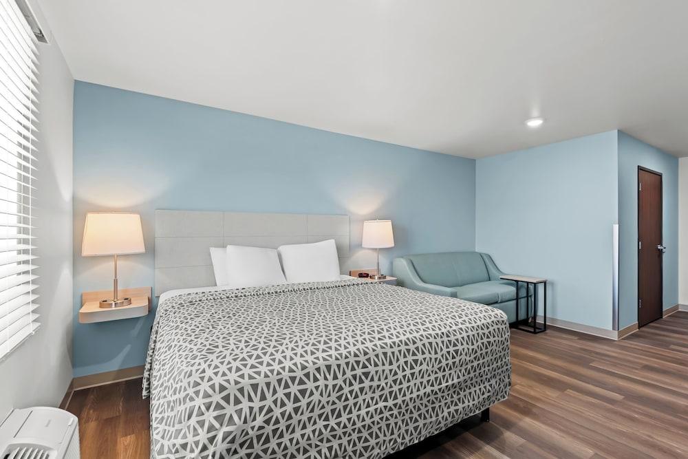 Woodspring Suites Coralville Iowa City photo 10