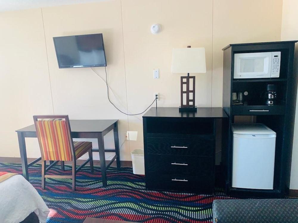 Americas Best Value Inn Elm Creek photo 6