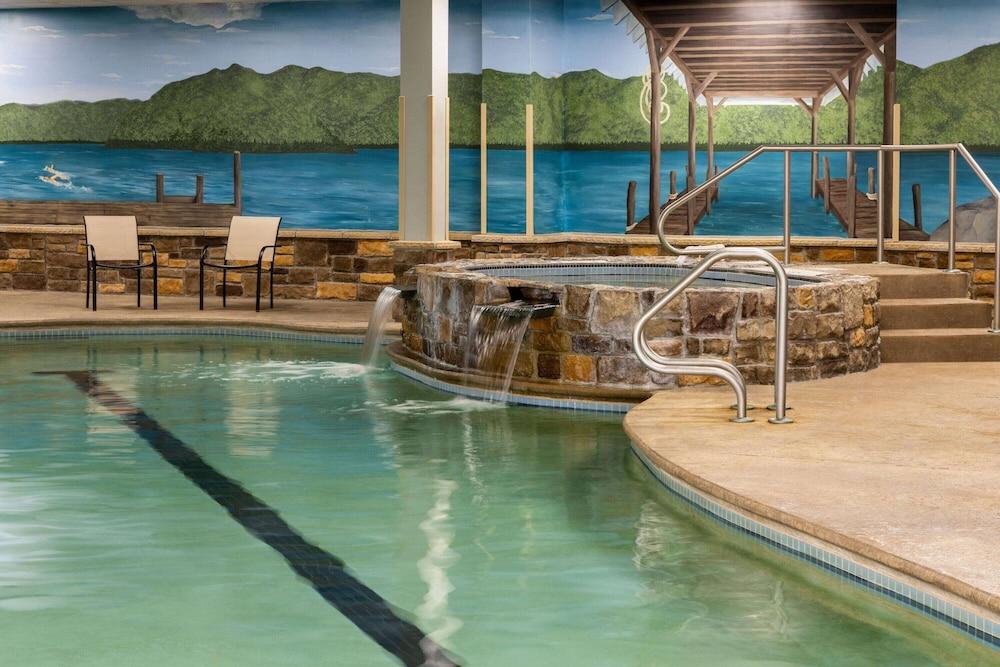 La Quinta Inn & Suites by Wyndham Lake George photo 38