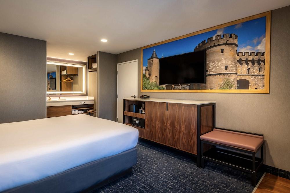 Anaheim Camelot Inn & Suites photo 26