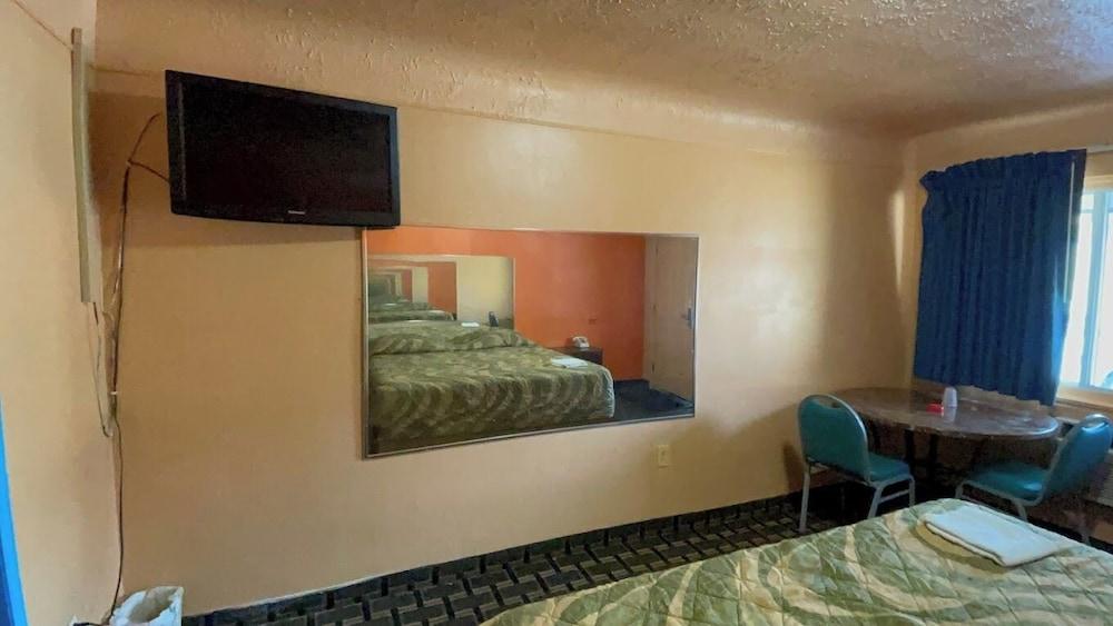 Deluxe Inn Motel photo 3