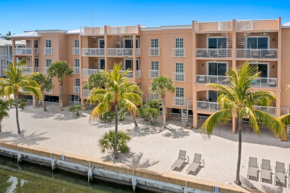 Ocean Front 1BR Suite With Direct Beach Access photo 1