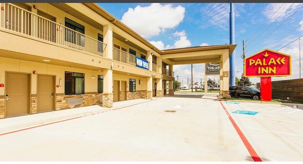 Palace Inn Conroe photo 11