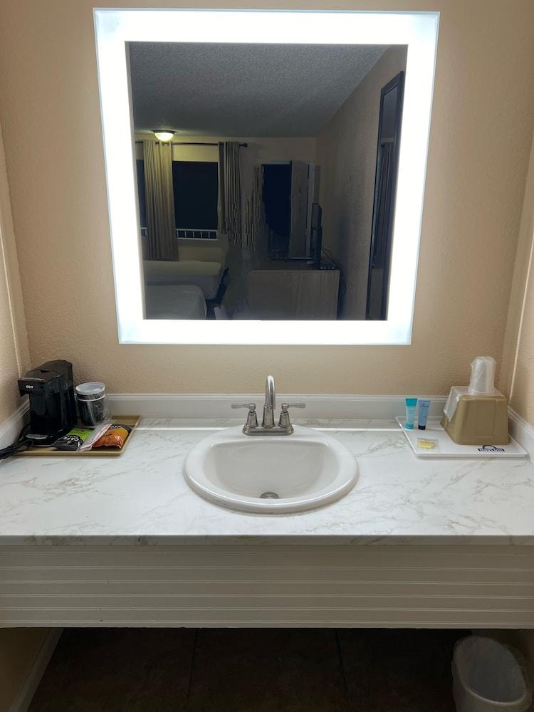 Days Inn by Wyndham Branson near Theatre District photo 11