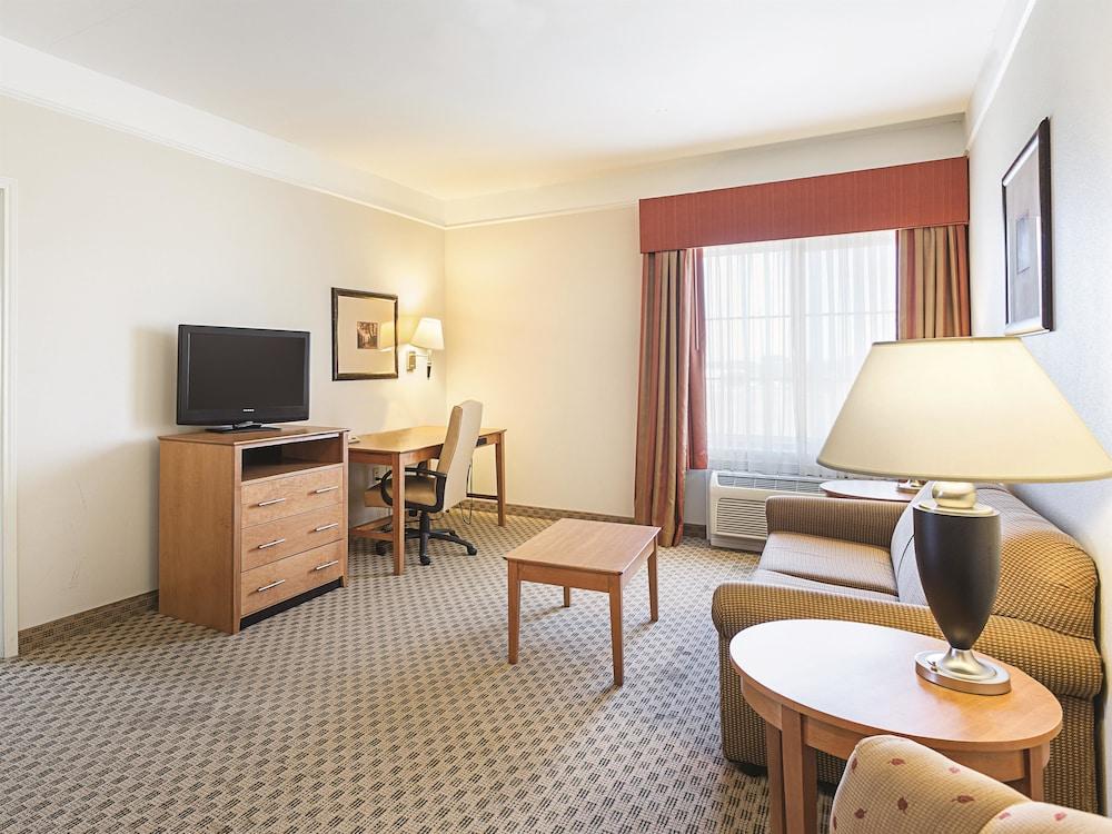 Baymont by Wyndham Brenham photo 10