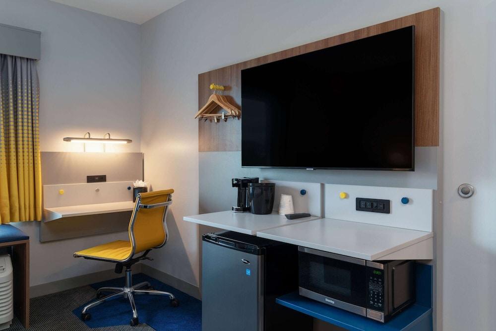 Microtel Inn & Suites by Wyndham Winchester photo 10