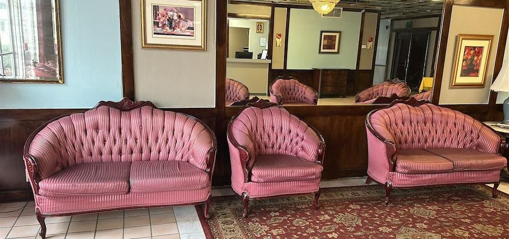 Napoleon Inn & Suits photo 4
