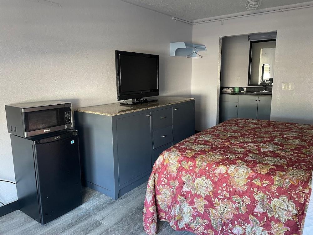 Budgetel Inn & Suites photo 6