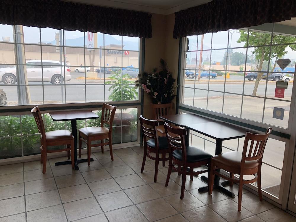 Knight's Inn Motel photo 5