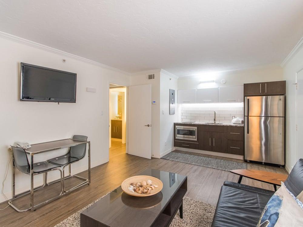 Hibiscus Suites - Gateway to Siesta Key photo 13