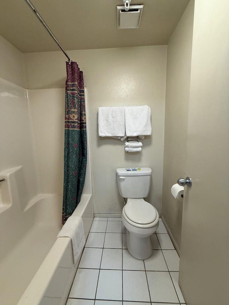 New Budget Inn photo 19