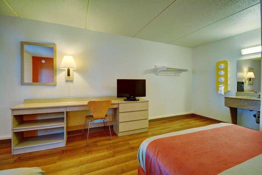 Motel 6 Chicopee, MA - Springfield photo 9