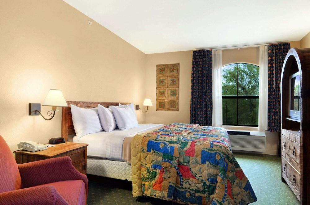 Days Inn & Suites by Wyndham Llano photo 23