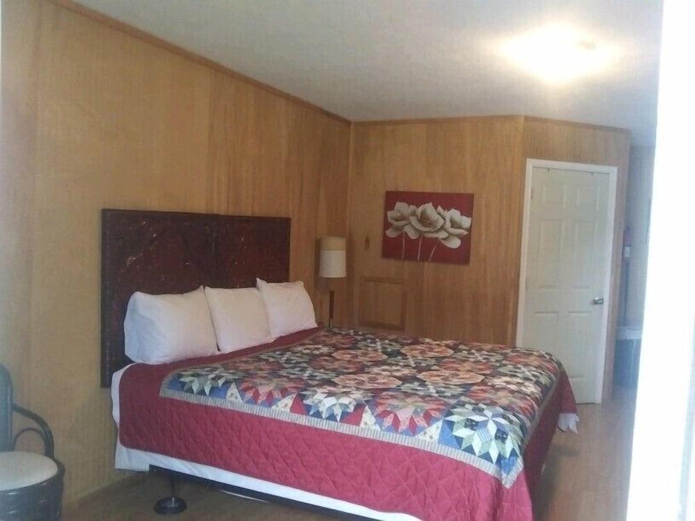 Whispering Creek Lodging & RV Resort photo 6