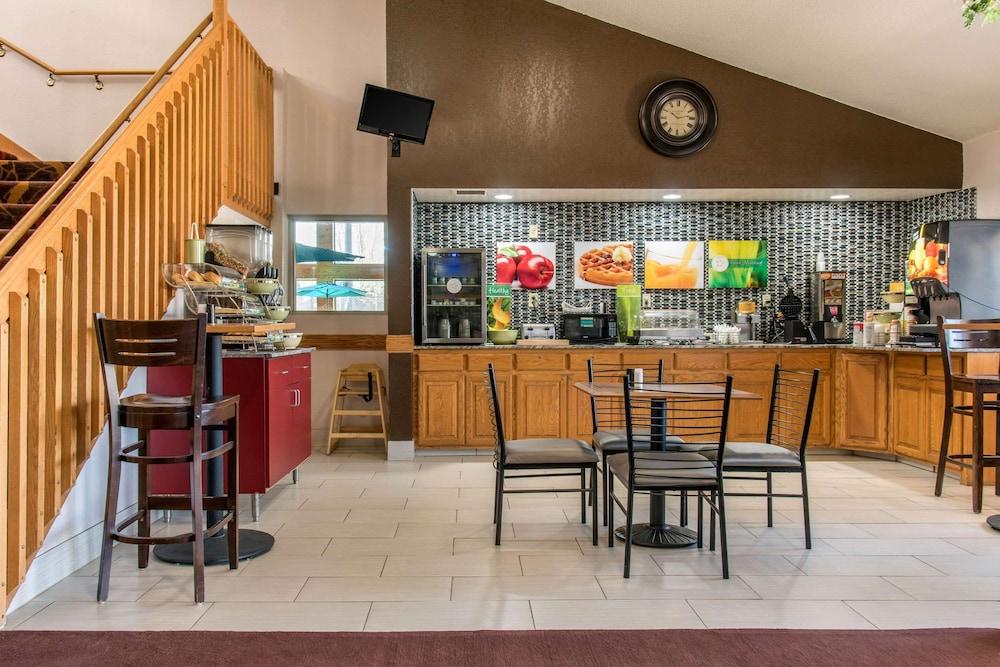 New Prague Inn & Suites photo 17