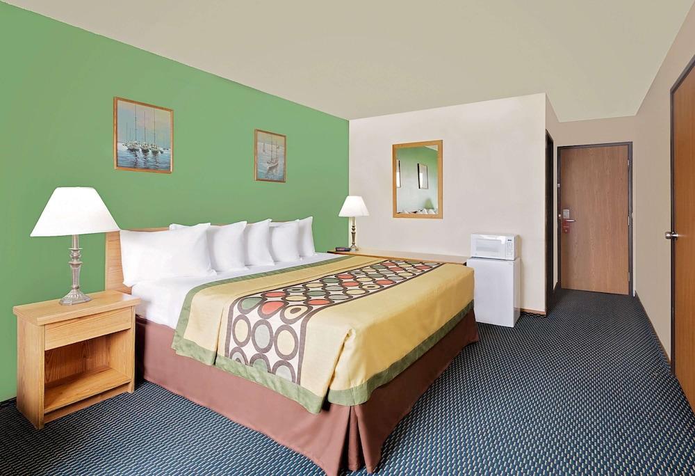Super 8 by Wyndham Marshall photo 6