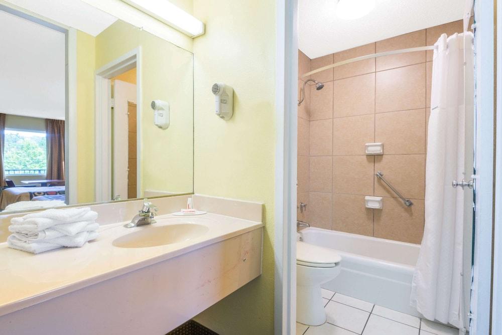 Super 8 by Wyndham Williamsburg photo 10