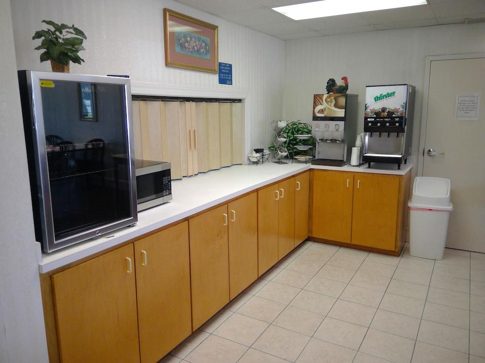 Americas Best Value Inn Kinston photo 15