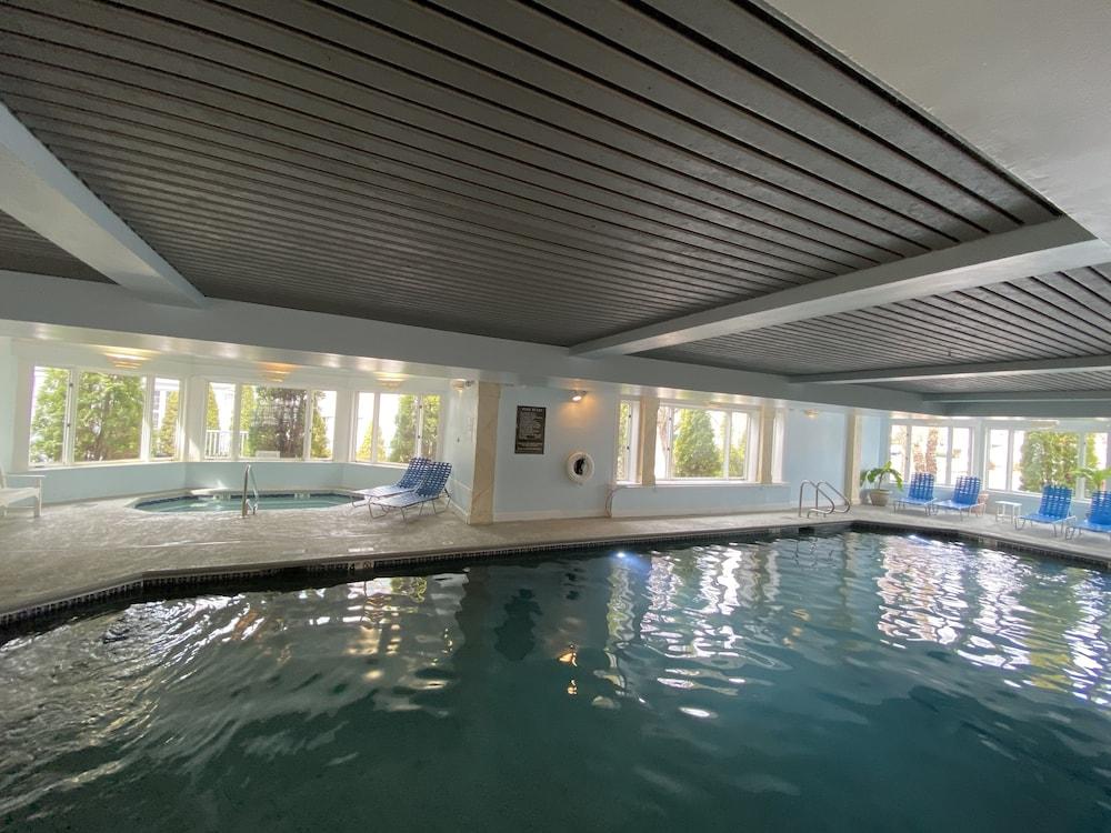 Water's Edge Resort & Spa photo 51