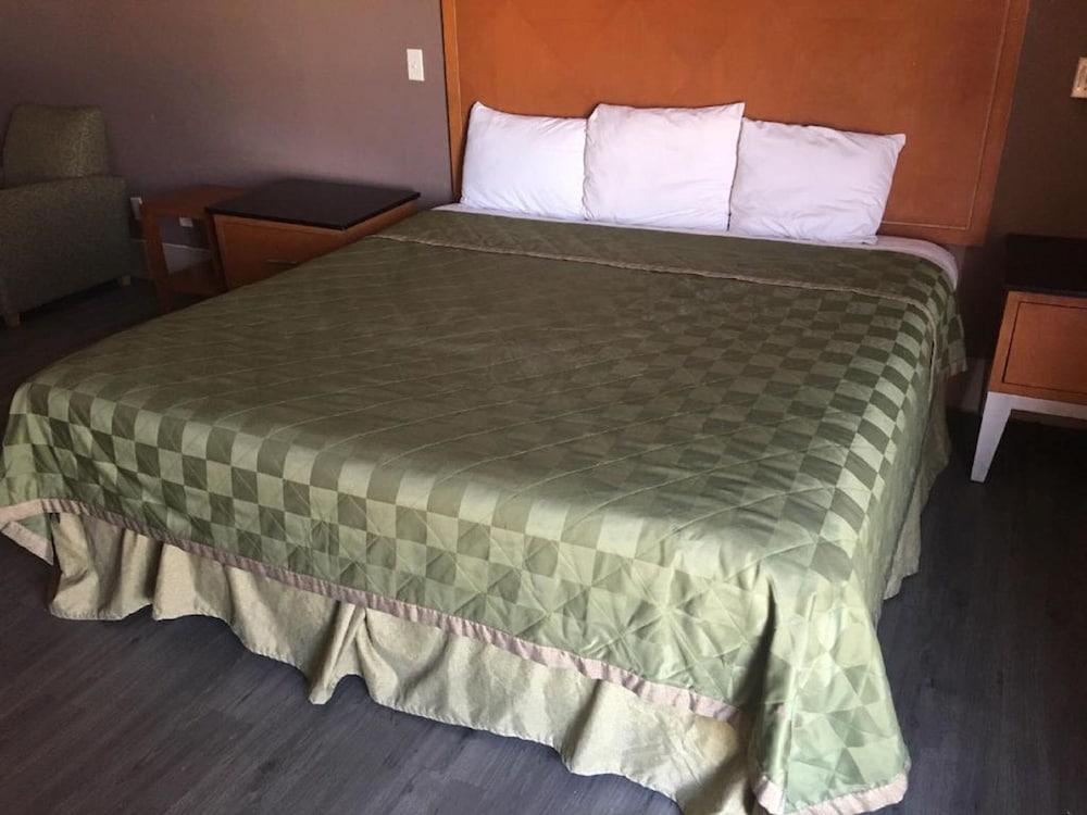 Executive Inn and Suites photo 21