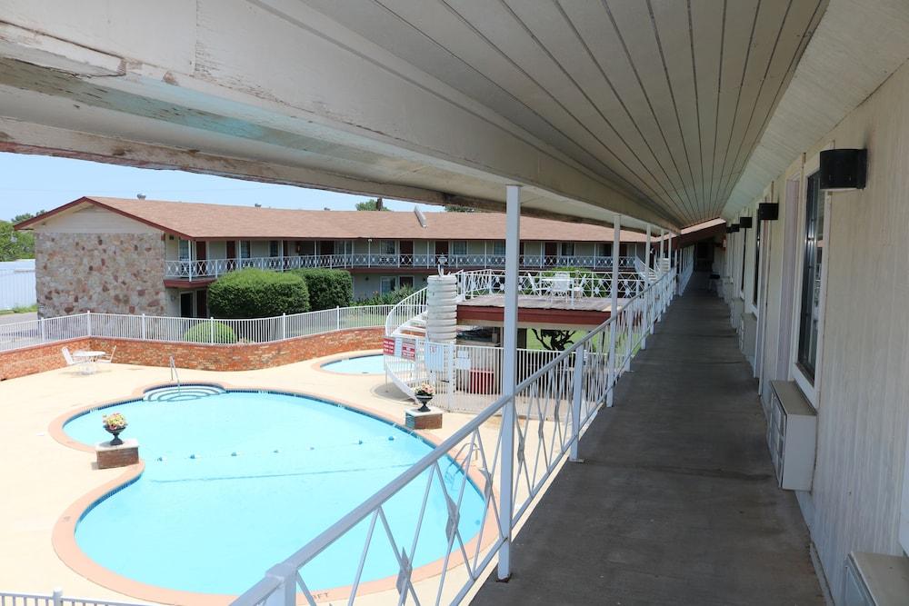 Friendship Inn photo 22