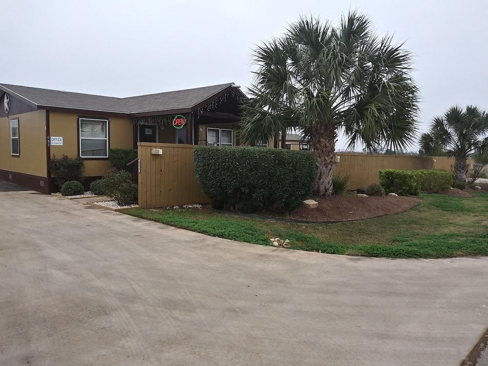 Cotulla Homes photo 1